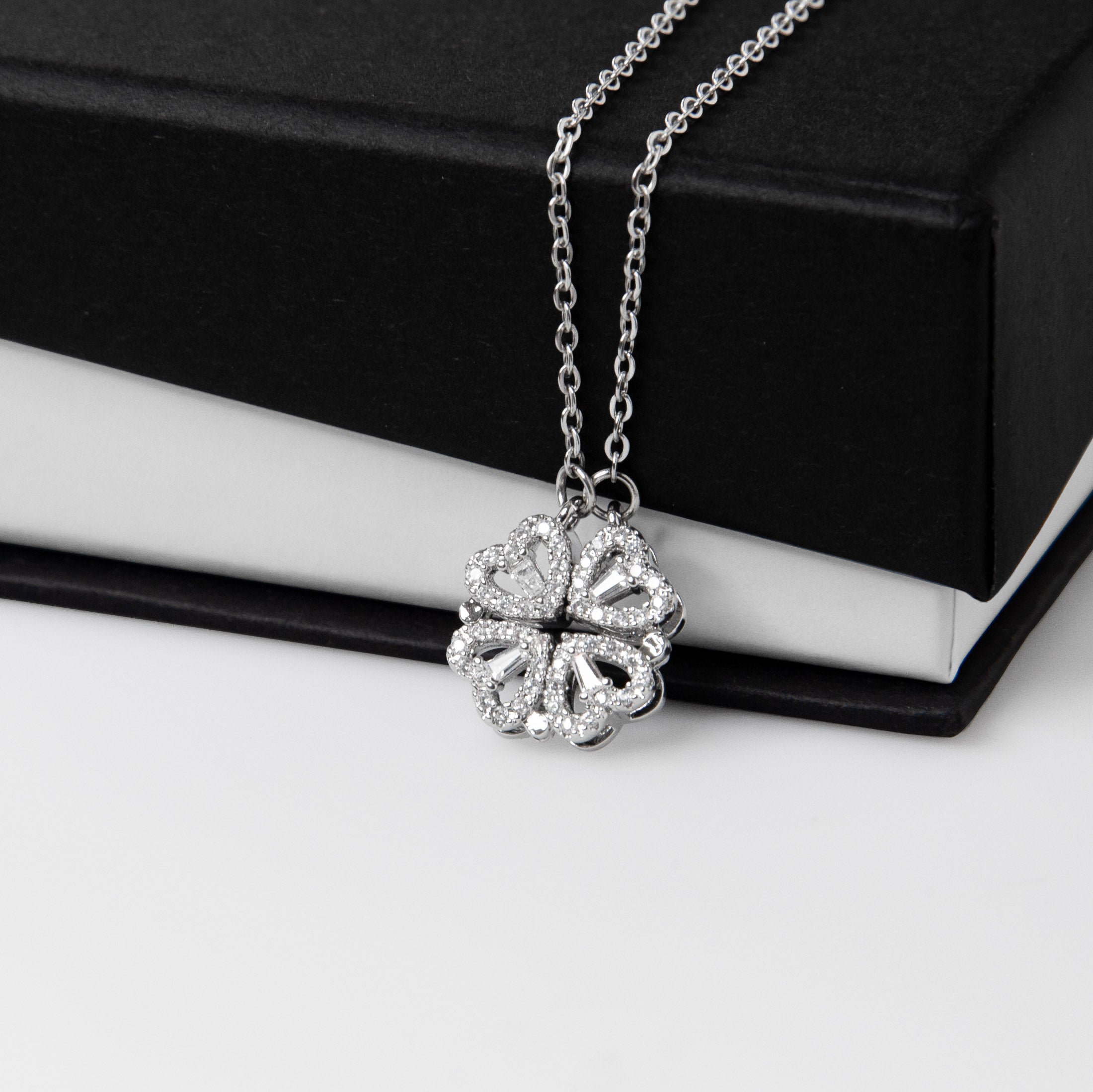 Magnetic Heart Necklace for Mom – A Timeless Gift of Unbreakable Love